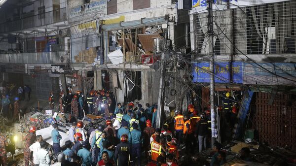 Пожарные и спасатели на месте взрыва в Дакке. 7 марта 2023