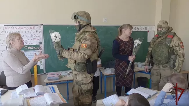 Военнослужащие Росгвардии поздравили женщин, работающих в школе и районной больнице Мариуполя, с наступающим Международным женским днем
