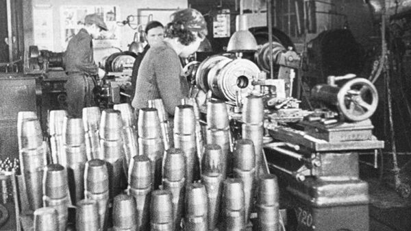 Кадр из документального фильма Разгром немецких войск под Москвой. Производство снарядов для фронта на одном из московских заводов, 1942 год