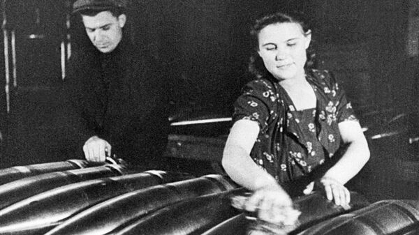 Кадр из документального фильма Разгром немецких войск под Москвой. Производство снарядов для фронта на одном из московских заводов, 1942 год