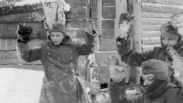 Кадр из документального фильма Разгром немецких войск под Москвой. Солдаты фашистской армии сдаются в плен, 1942 год