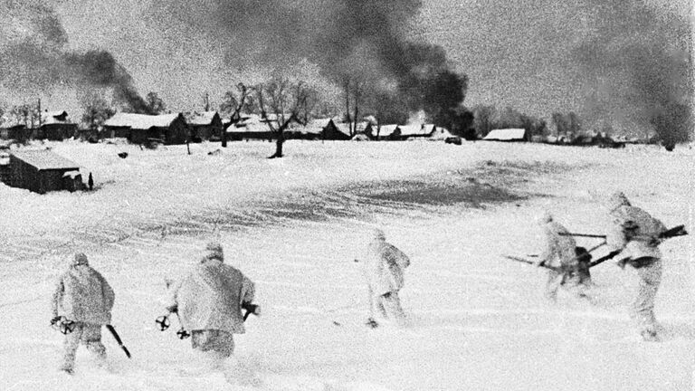 Кадр из документального фильма Разгром немецких войск под Москвой. Контрнаступление советских войск в битве под Москвой. Бойцы в маскхалатах идут в атаку в подмосковной деревне, занятой немецко-фашистскими войсками, 1942 год