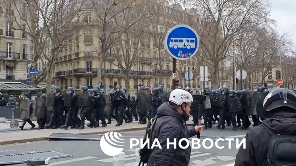 Беспорядки на манифестации против пенсионной реформы в Париже