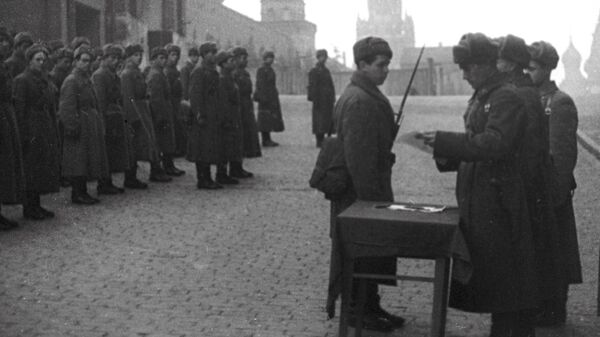 Кадр из фильма Разгром немецких войск под Москвой. Бойцы принимают присягу на Красной площади, 1941 год