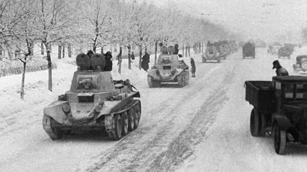 Кадр из документального фильма Разгром немецких войск под Москвой. После военного парада на Красной площади 7 ноября 1941 года, колонна танков отправляется на фронт