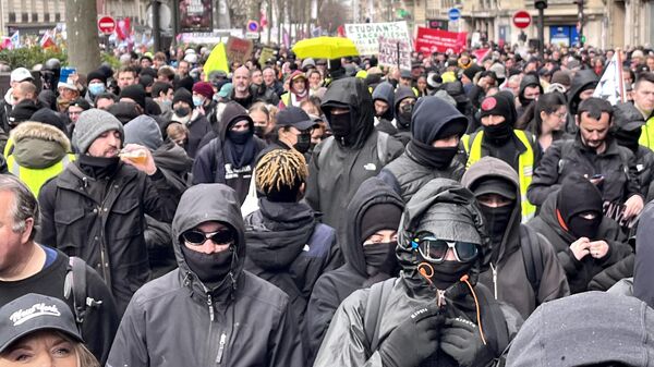 К молодежной демонстрации в Париже примкнули радикалы и начали погромы