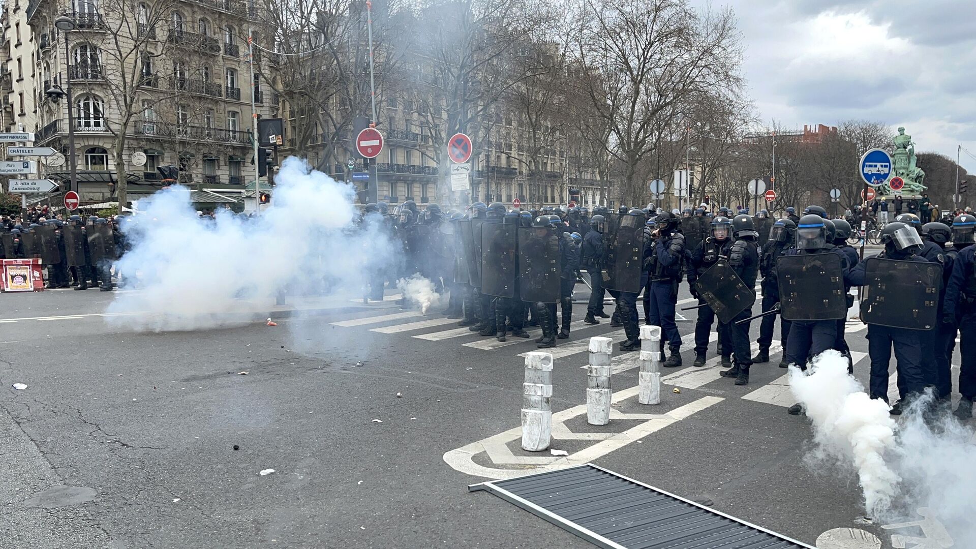 Сотрудники полиции во время акции протеста против пенсионной реформы в Париже - РИА Новости, 1920, 21.03.2023