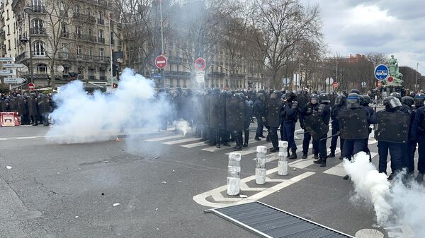Сотрудники полиции во время акции протеста против пенсионной реформы в Париже