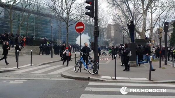 Столкновения с полицией на акции против пенсионной реформы в Париже