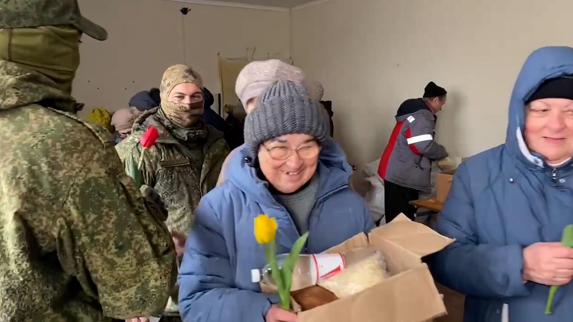 Военнослужащие инженерных войск поздравили женщин Мариуполя с 8 марта - РИА Новости, 1920, 08.03.2023