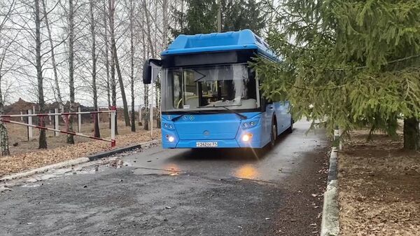 Автобус с российскими военнослужащими, вернувшимися из украинского плена