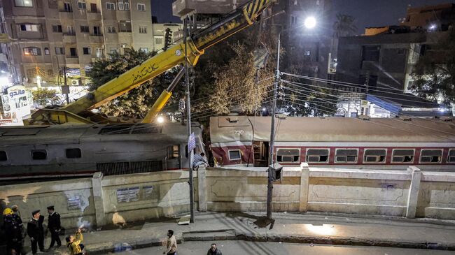 На месте схода с рельсов поезда в городе Кальюб, Египет