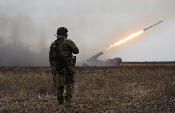 Военнослужащий артиллерийского расчета реактивной системы залпового огня (РСЗО) Ураган вооруженных сил РФ работает по позициям ВСУ в южном секторе СВО Военнослужащий артиллерийского расчета реактивной системы залпового огня (РСЗО) Ураган вооруженных сил РФ работает по позициям ВСУ в южном секторе СВО