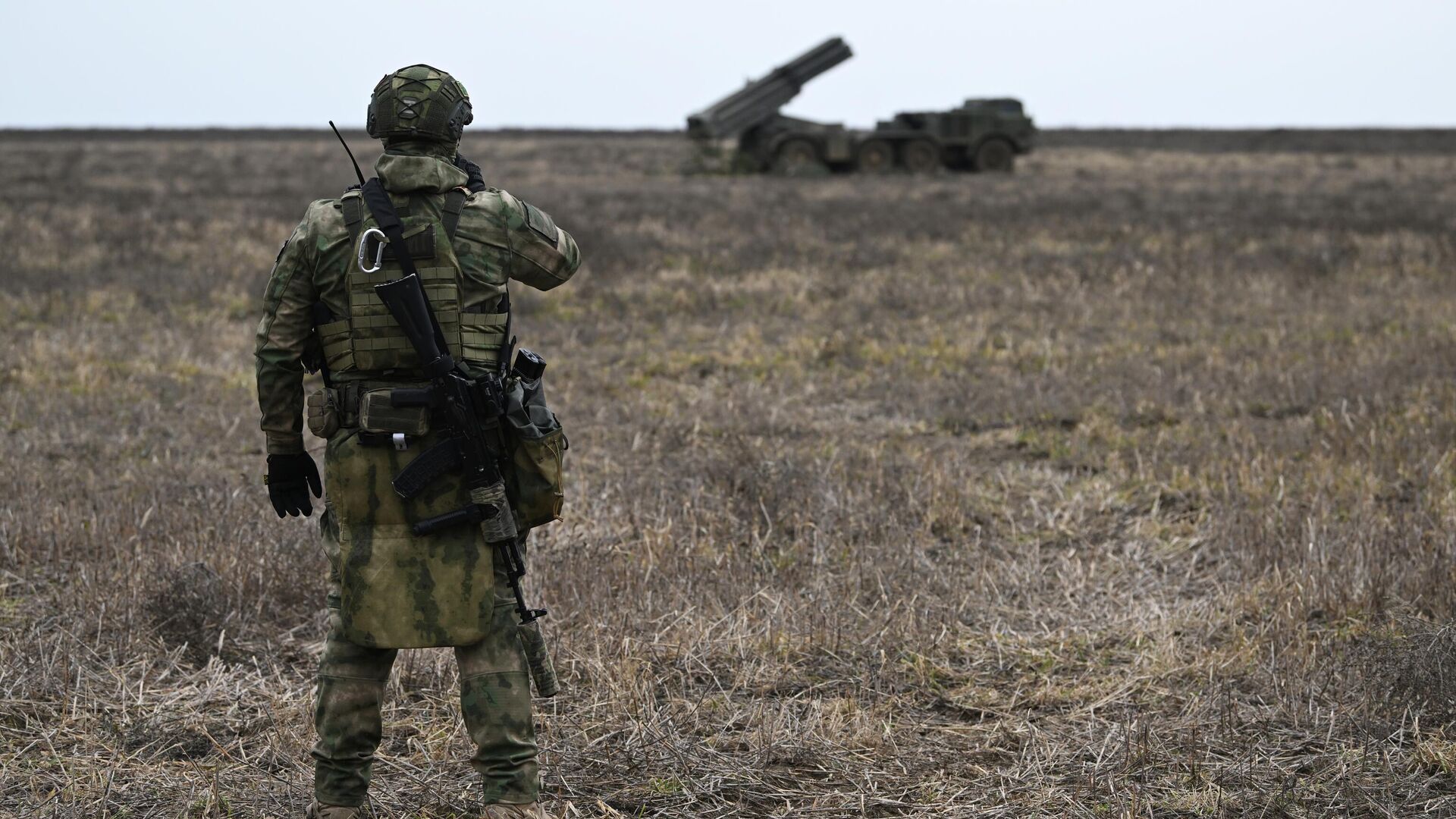 Военнослужащий артиллерийского расчета реактивной системы залпового огня (РСЗО) Ураган - РИА Новости, 1920, 18.03.2023