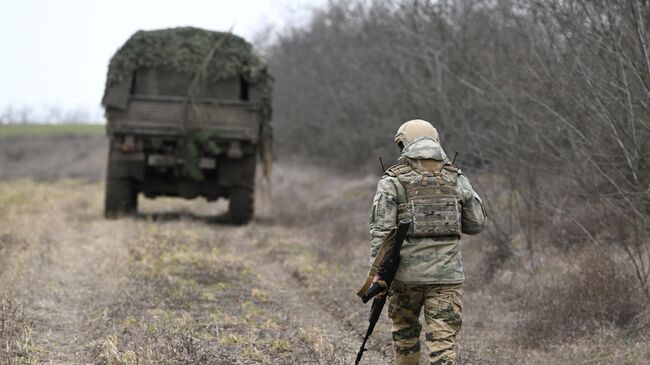 Военнослужащий вооруженных сил РФ работает в зоне СВО