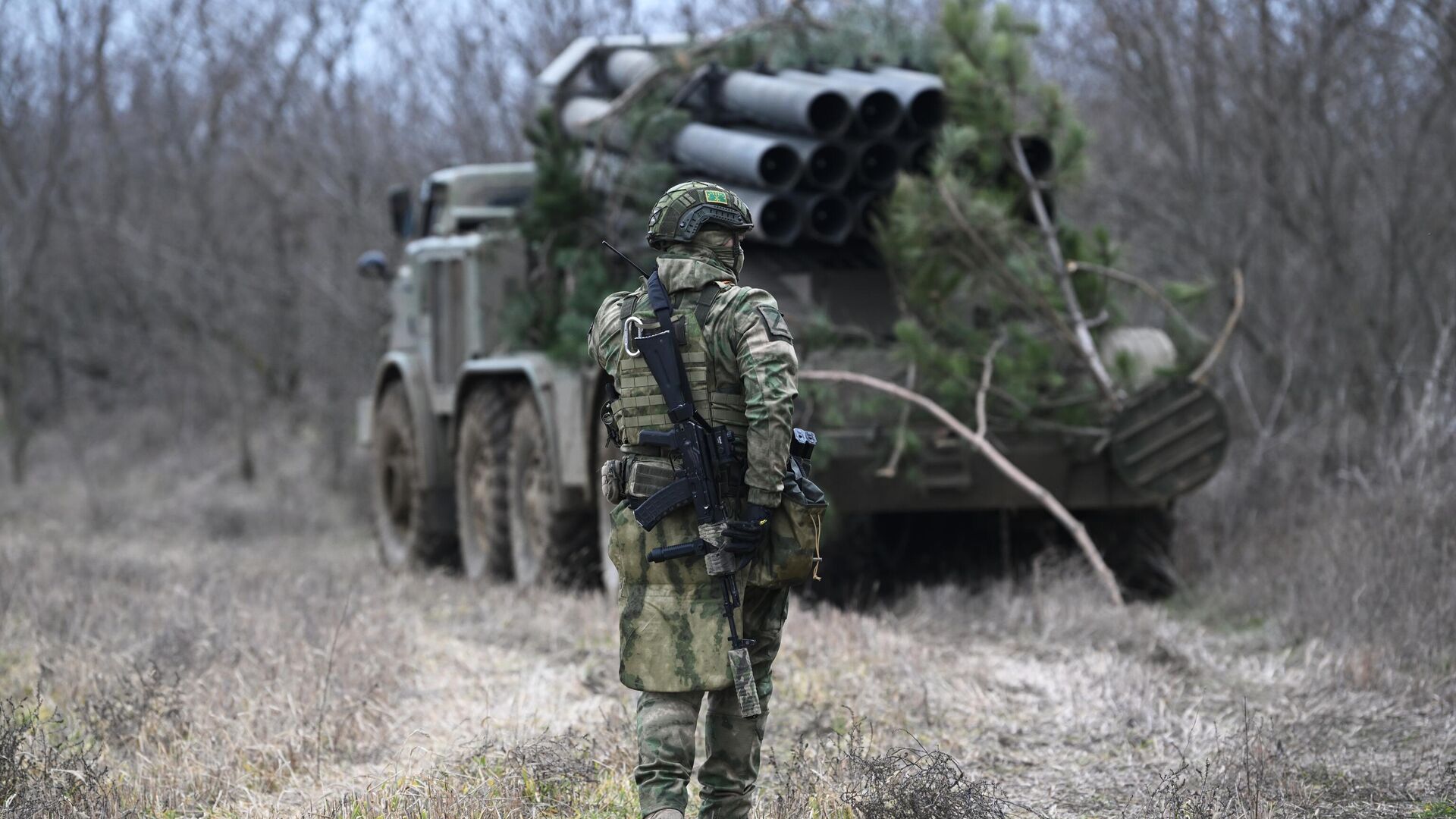 Военнослужащий артиллерийского расчета реактивной системы залпового огня (РСЗО) Ураган Вооруженных сил России работает по позициям ВСУ в южном секторе СВО - РИА Новости, 1920, 08.03.2023