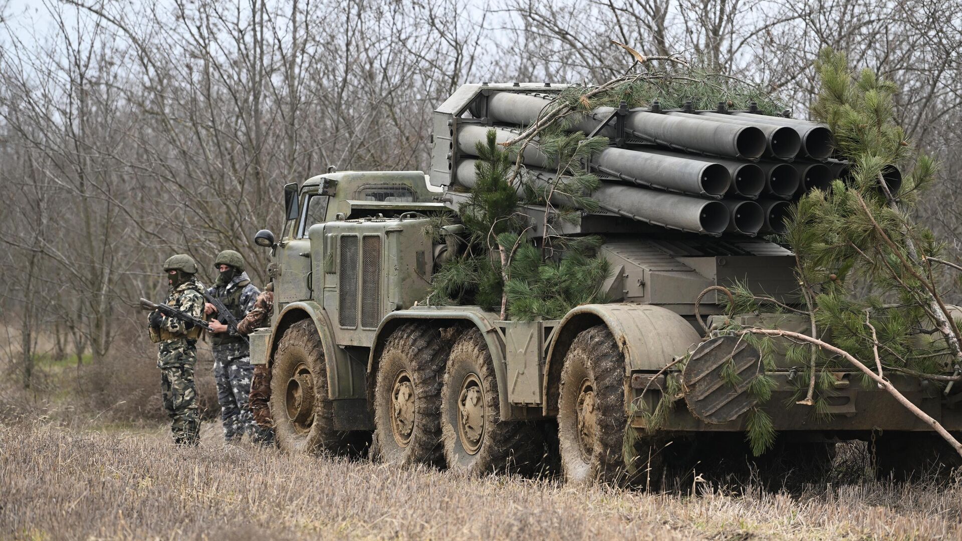 Военнослужащие артиллерийского расчета реактивной системы залпового огня Ураган вооруженных сил РФ работают по позициям ВСУ в южном секторе СВО - РИА Новости, 1920, 22.04.2023