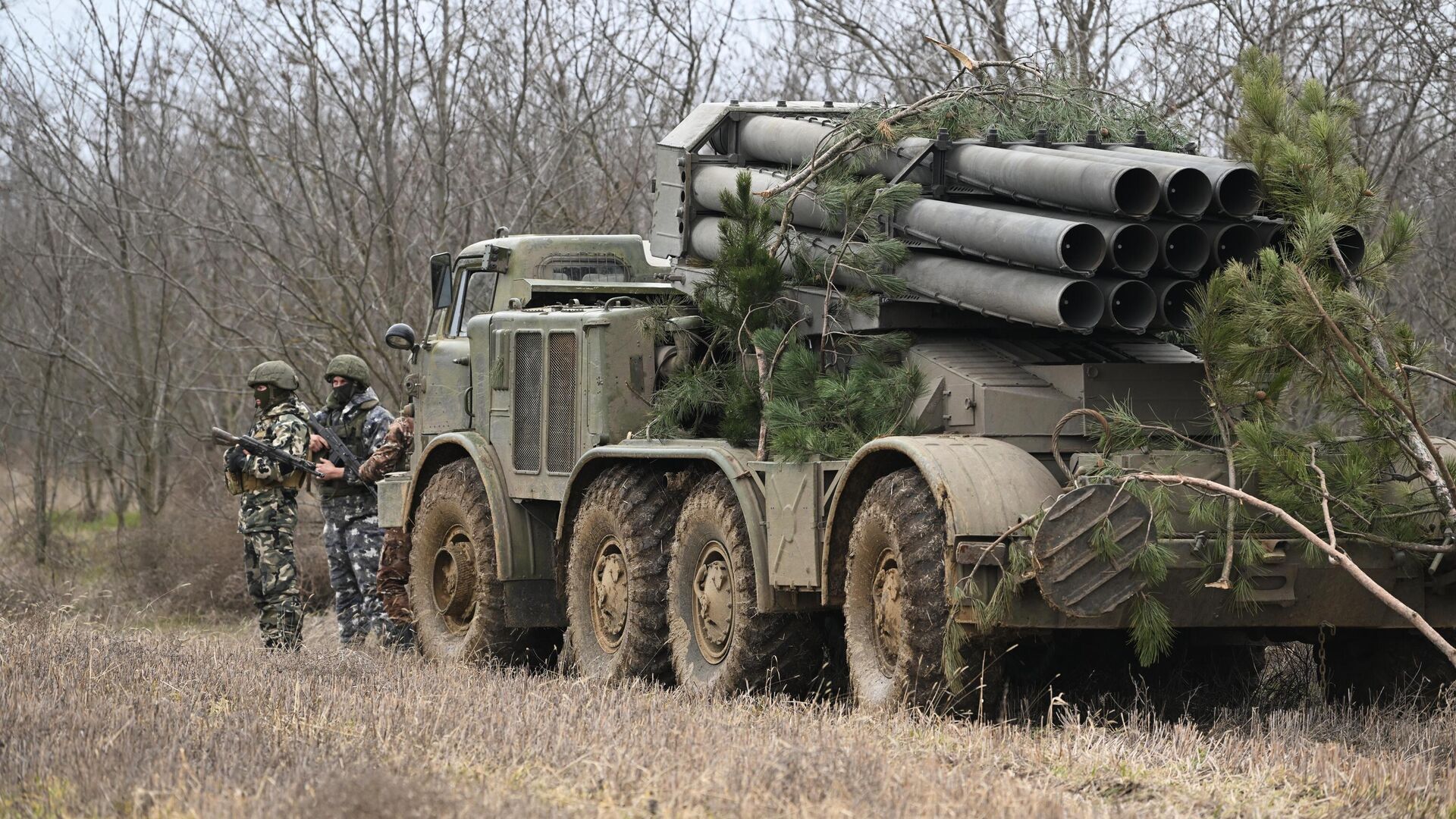 Военнослужащие артиллерийского расчета реактивной системы залпового огня Ураган вооруженных сил РФ работают по позициям ВСУ в южном секторе СВО - РИА Новости, 1920, 09.03.2023