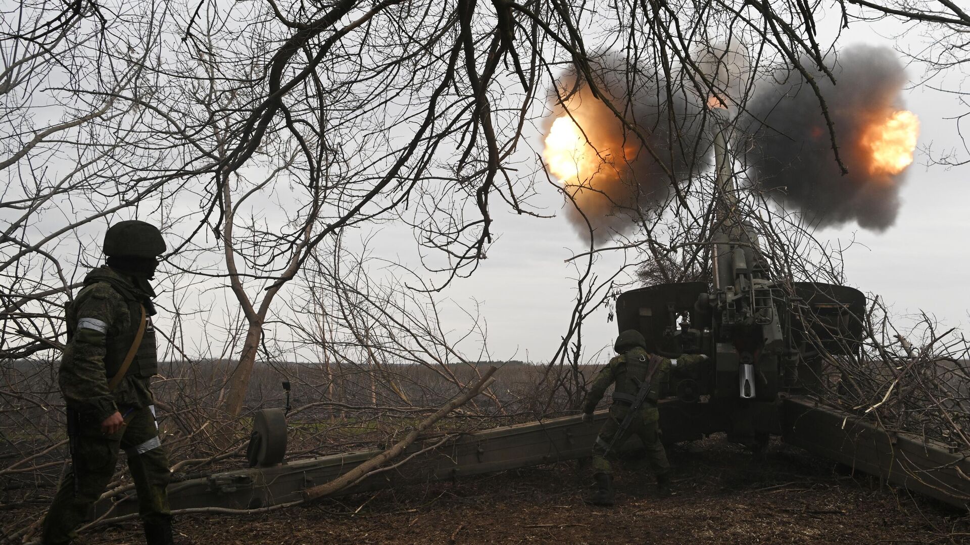 Artillery of the armed forces of the Russian Federation firing at the positions of the Armed Forces of Ukraine from the Msta-B howitzer in the southern part of the NVO - RIA Novosti, 1920, 04/01/2023