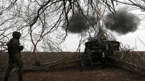 Артиллеристы вооруженных сил РФ ведут огонь по позициям ВСУ из гаубицы Мста-Б в южном секторе спецоперации