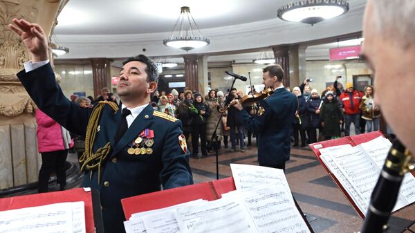 Военный оркестр Росгвардии во время выступления в Международный женский день на территории станции Курская
