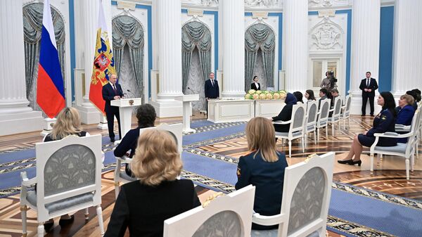Президент РФ Владимир Путин на церемонии вручения государственных наград по случаю Международного женского дня