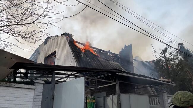 Разрушенные жилые дома в Донецке после обстрела