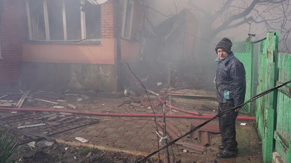 Мужчина возле дома, разрушенного в результате обстрела со стороны ВСУ Киевского района Донецка