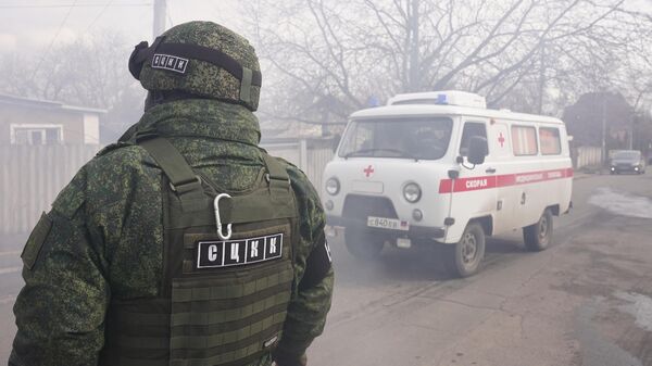 Сотрудник СЦКК Донецкой народной республики на месте обстрела в Донецке