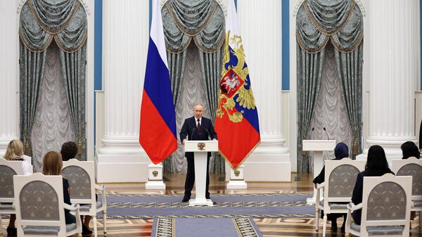 Президент РФ Владимир Путин на церемонии вручения государственных наград по случаю Международного женского дня