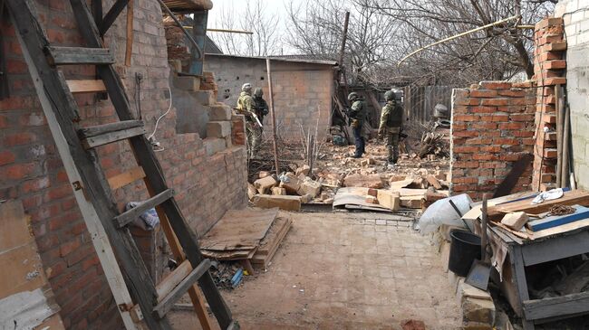 Разрушенный дом в результате пожара, возникшего при обстреле ВСУ в городе Пологи в Запорожской области