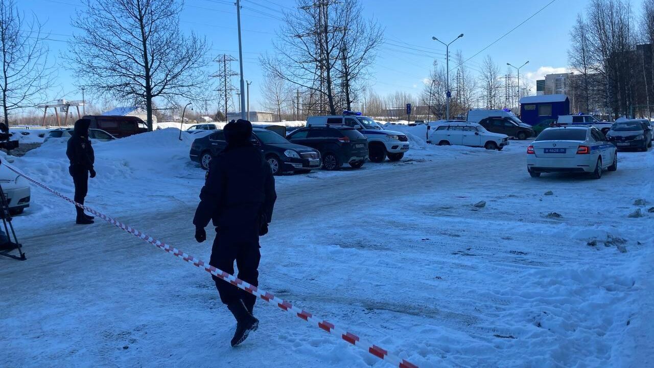 Сотрудники полиции возле жилого дома в Нижневартовске, где вооруженный мужчина удерживает ребенка - РИА Новости, 1920, 09.03.2023