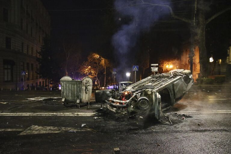 Сгоревший полицейский автомобиль в Тбилиси, Грузия