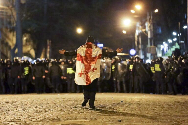 Протест возле здания парламента Грузии в Тбилиси, 8 марта 2023 года