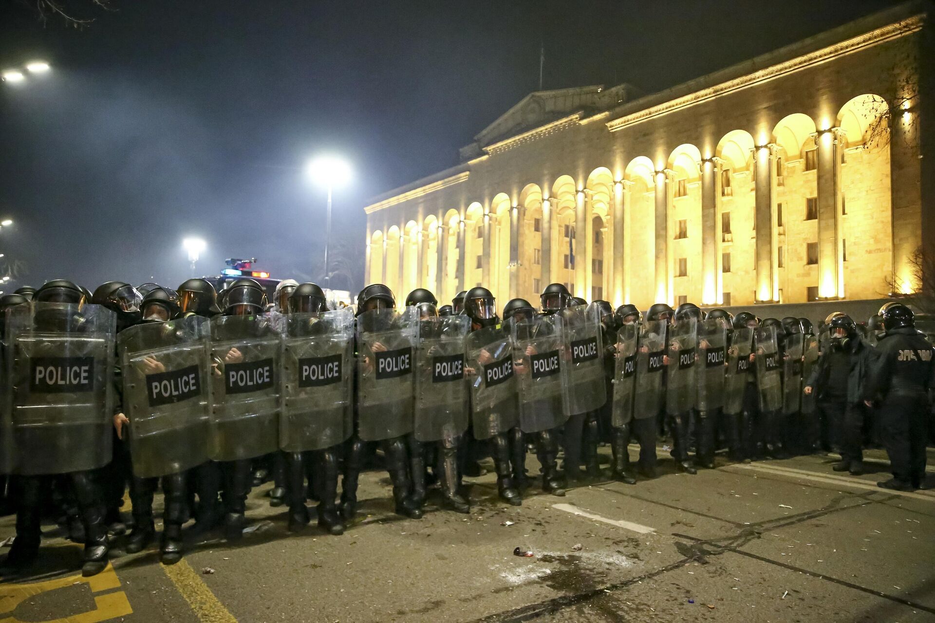 Полиция у здания парламента Грузии в Тбилиси, 8 марта 2023 года - РИА Новости, 1920, 10.03.2023