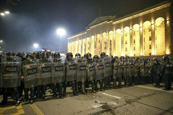 Полиция у здания парламента Грузии в Тбилиси, 8 марта 2023 года