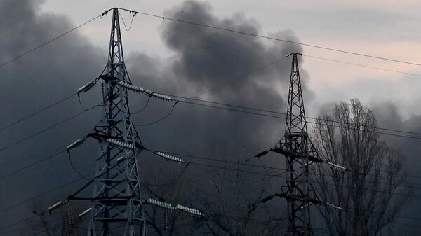 Дым от пожара возле опор ЛЭП в Киеве, Украина. 9 марта 2023 года