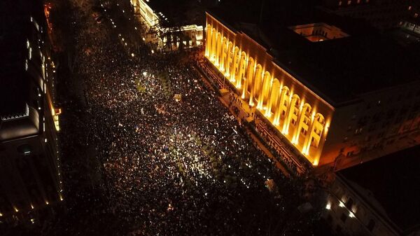 Участники акции протеста у здания парламента Грузии на проспекте Руставели в центре Тбилиси