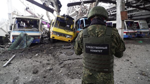 Сотрудник следственного комитета России фиксирует последствия на месте обстрела украинскими войсками