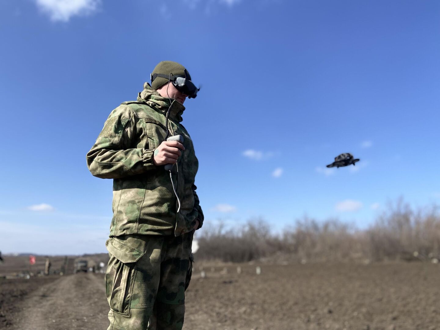 Миша запускает FPV-дрон Миша запускает FPV-дрон
