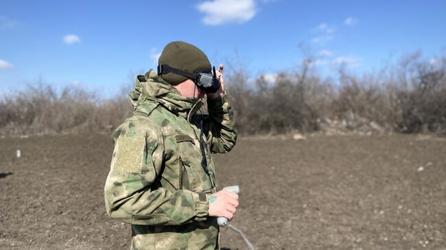 Специалист по беспилотникам запускает дрон