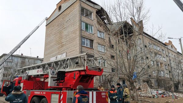 Сотрудники МЧС проводят спасательные работы на месте взрыва бытового газа в жилом доме в Чите