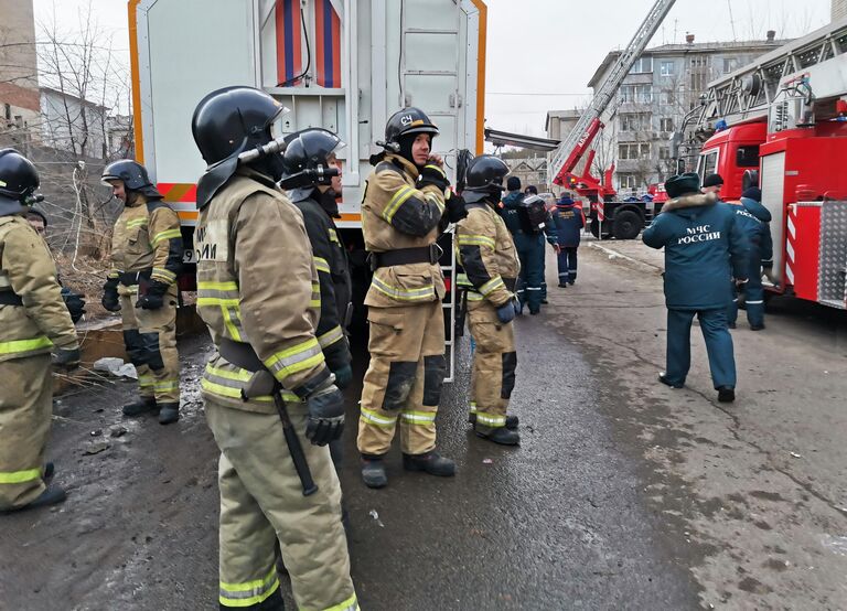 Сотрудники службы МЧС РФ на месте взрыва бытового газа в жилом доме в поселке Антипиха под Читой