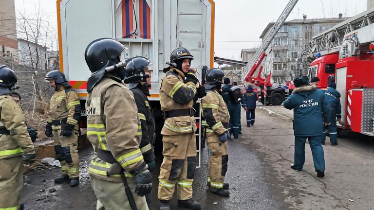 Сотрудники службы МЧС РФ на месте взрыва бытового газа в жилом доме в поселке Антипиха под Читой