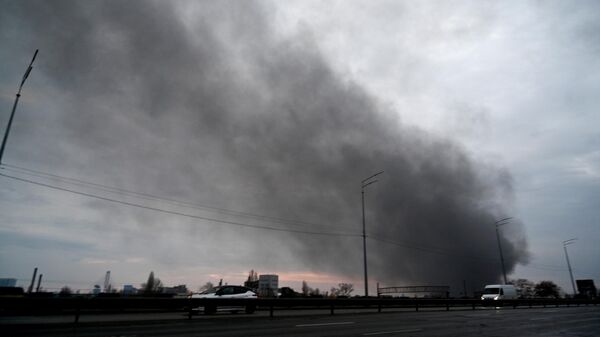 Дым на месте взрыва в Киеве
