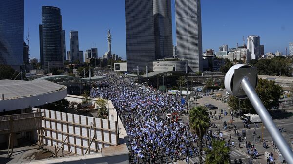 Участники акции протеста в Тель-Авиве, Израиль
