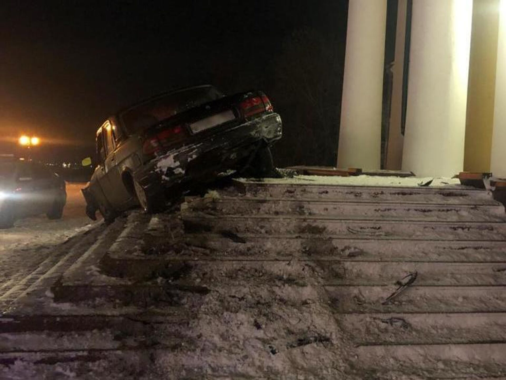 Пермяк на угнанном авто врезался в крыльцо галереи, пытаясь скрыться от ДПС  - РИА Новости, 09.03.2023