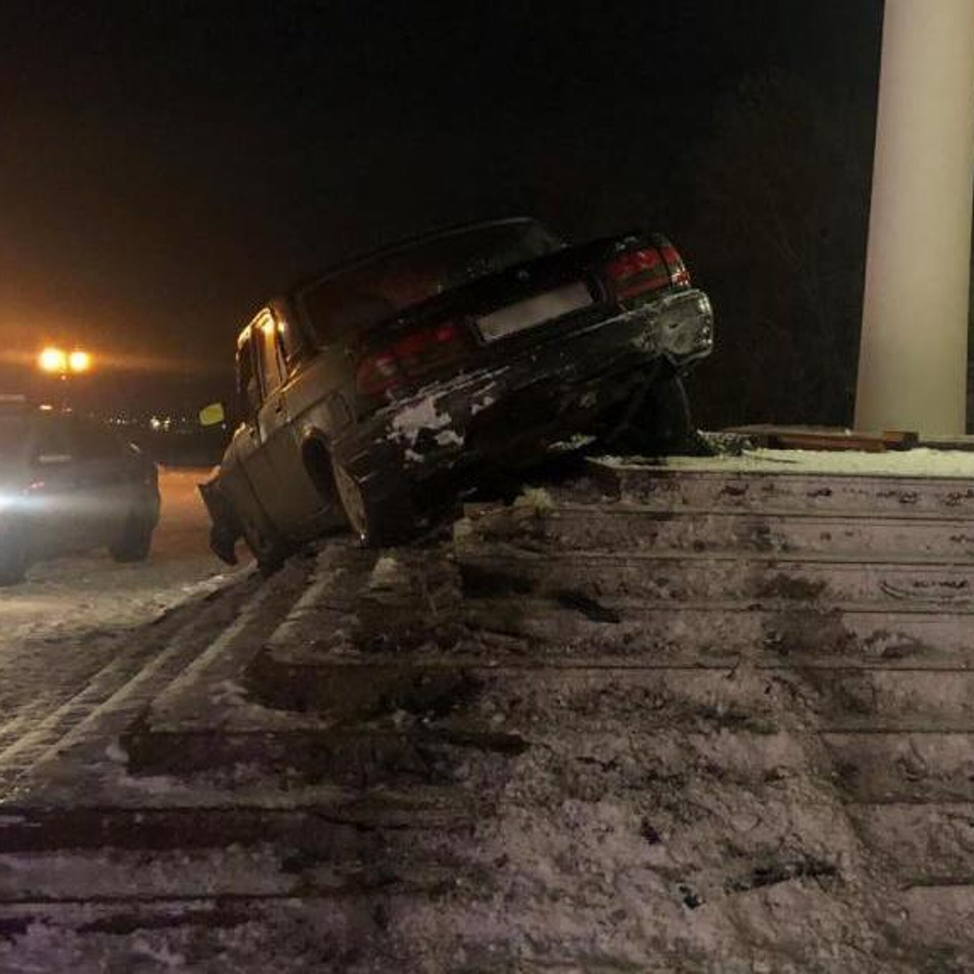 Пермяк на угнанном авто врезался в крыльцо галереи, пытаясь скрыться от ДПС  - РИА Новости, 09.03.2023