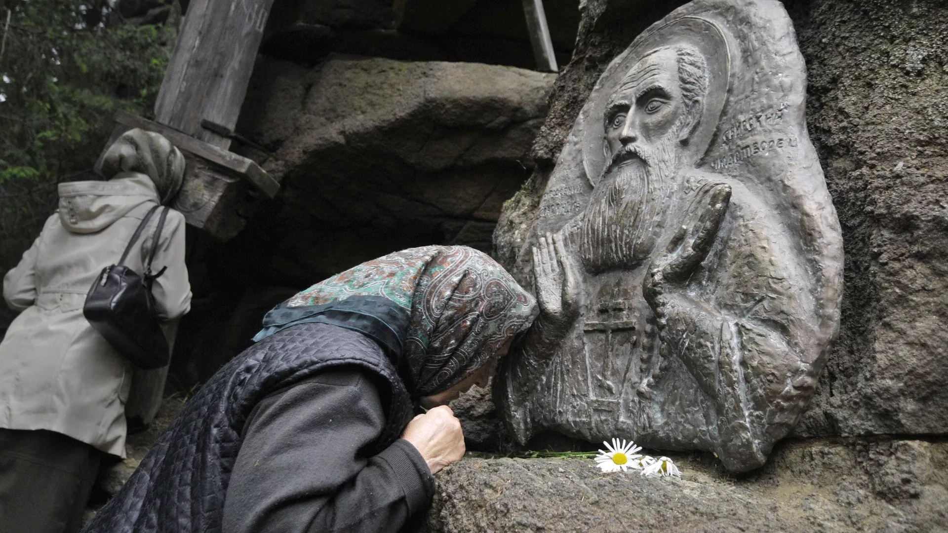 Паломники у пещеры на острове Святой, в которой преподобный Александр Свирский 7 лет жил в полном одиночестве Паломники у пещеры на острове Святой, в которой преподобный Александр Свирский 7 лет жил в полном одиночестве - РИА Новости, 1920, 30.04.2024