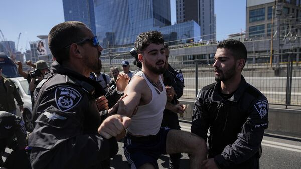 Задержание участника акции протеста в Тель-Авиве